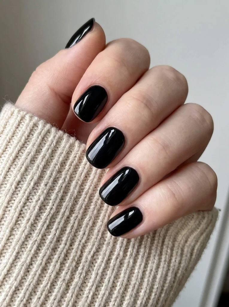 Glossy black short round nails